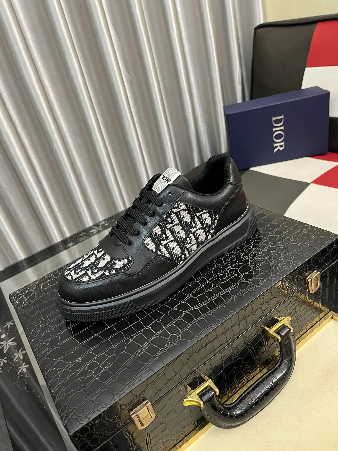 Men's men's shoes 💰420⌚️⌚️Dior unique modern style sneakers. Counter purchasing 🏃casual leather shoes😍😍 original cowhide leather imported from Italy (refuses to discolor and grind feet) soles: original soles specially provided by the original factory, super cool 😍breathable when walking 👍 style design ⚠️ super comfortable and wear-resistant original soles. Just like shooting the real thing 🎬The real thing is better Code number: 38-442️⃣Colors available